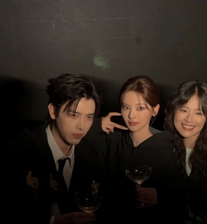 陈飞宇杨超越马思纯巴黎时装周 秀后同框