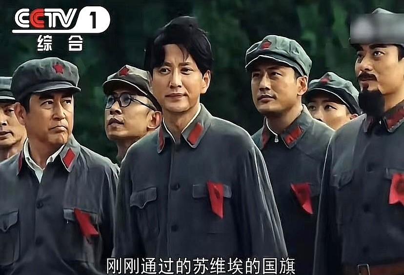 《浴血荣光》一露脸，王仁君就被挑毛病：脸太平。
观众的眼睛现在毒得很，镜头一推近