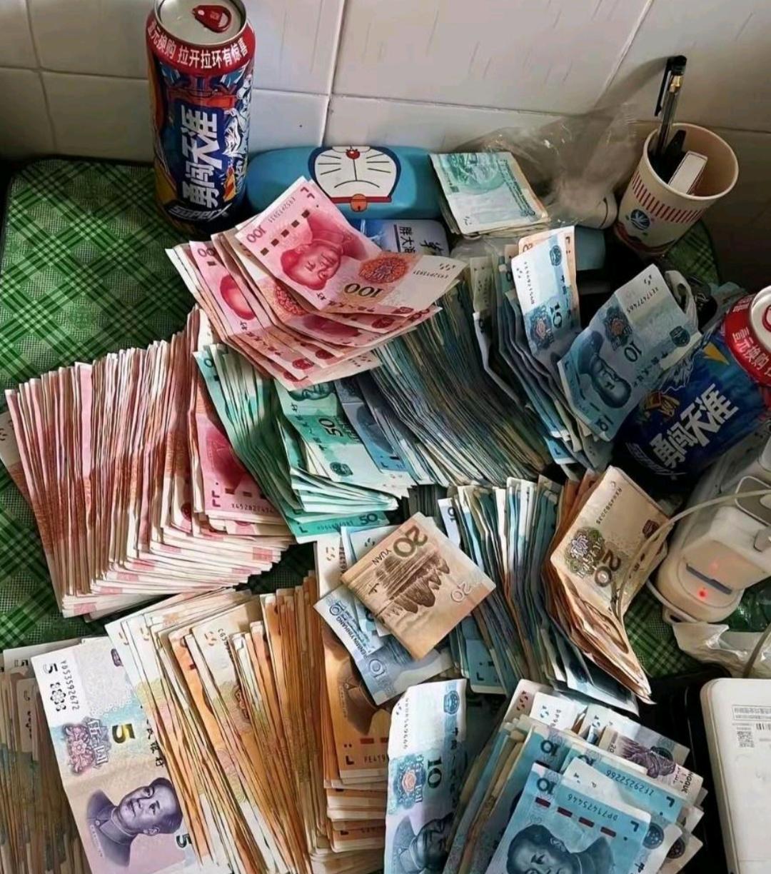 每天想办法存5块钱，8年下来就有这么多！[震惊]