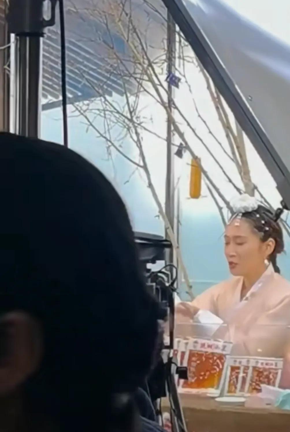 没想到东方甄选直播间是这样直播的，有网友偶然机会以一个旁观者现场观摩了东方甄选的