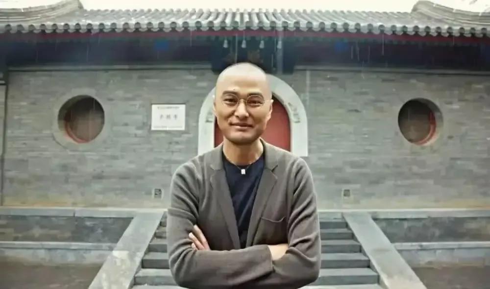 冯唐在视频里劝女人别解释自己，说一开口就掉价，评论区瞬间炸成两锅粥。
有人截图转