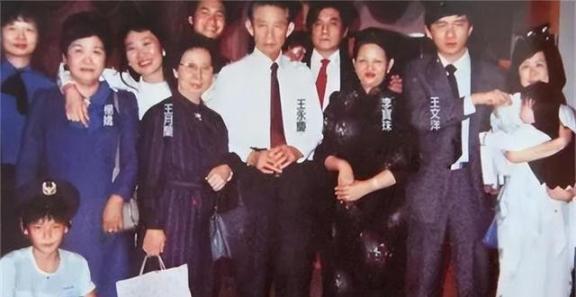 2008年，富商王永庆离世，子女在清点遗产的时候，意外发现父亲在瑞士银行有400