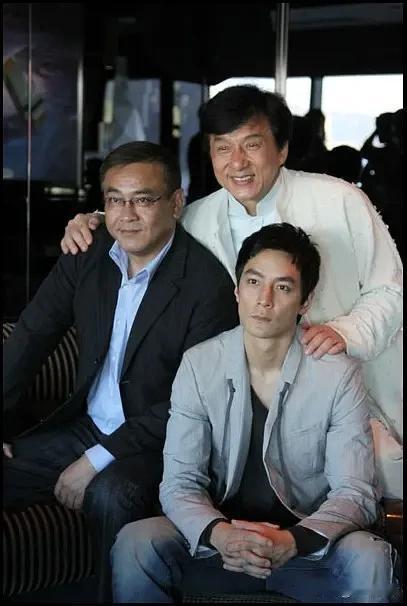 55岁的成龙，52岁的尔冬升，和35岁的吴彦祖。这是三人在2009年宣传电影《新