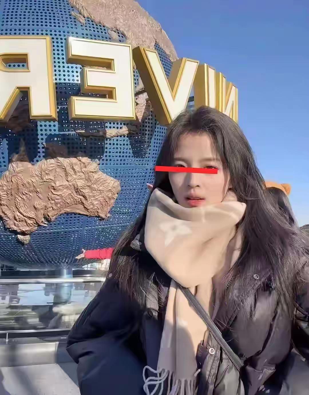 某大某飞的女主角，外形上长发柔和，眉眼清秀，气质温婉。穿搭偏向冬日实用，黑色厚外