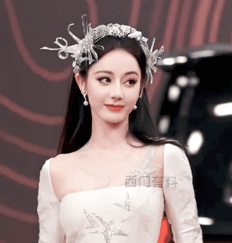 #2023年度创作挑战#迪丽热巴狐狸眼妆抢镜，但妆造不搭引热议！

话说这次迪丽