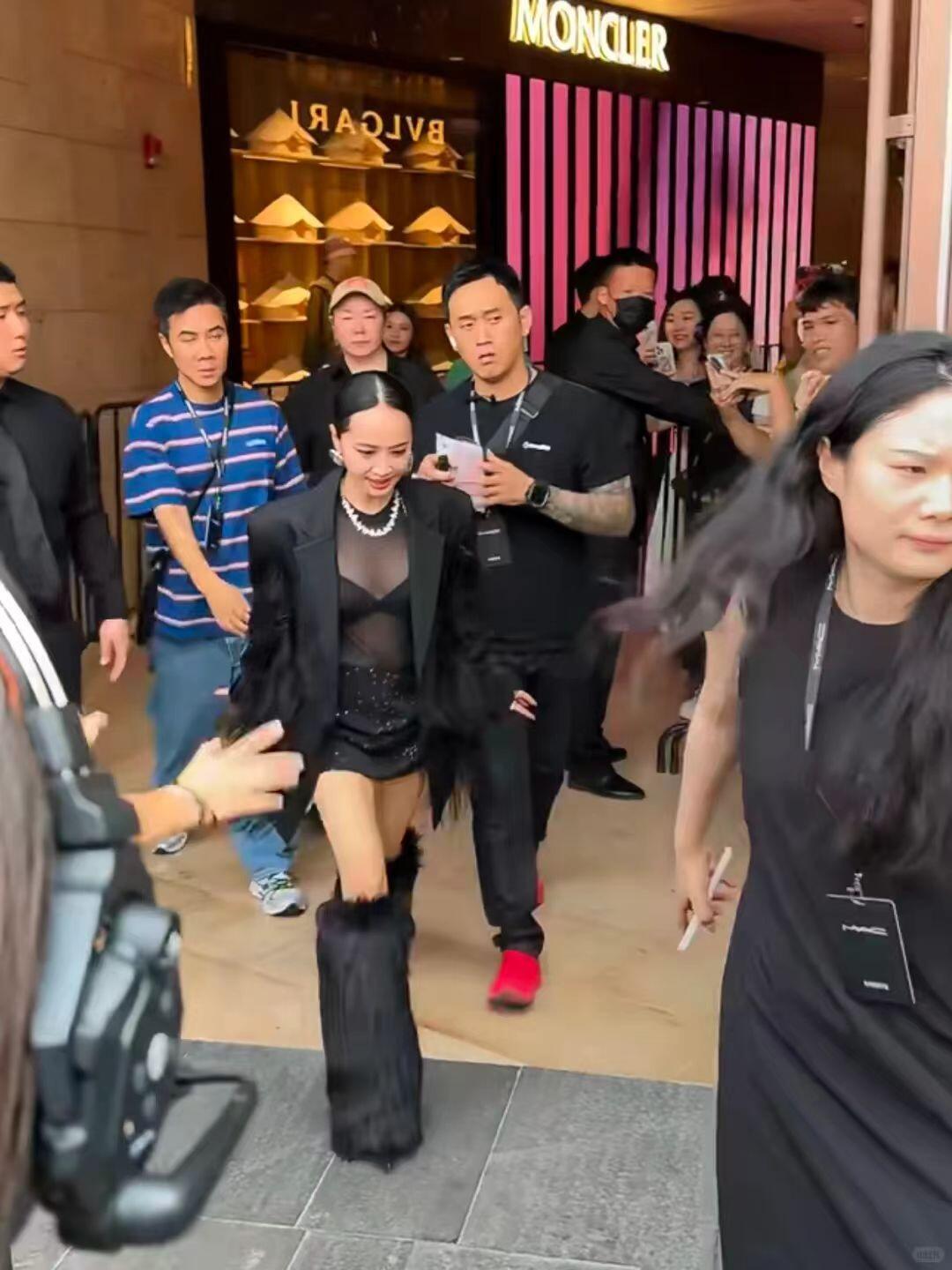 好吧，蔡依林现实也没多漂亮，黑黑瘦瘦的 ​​​