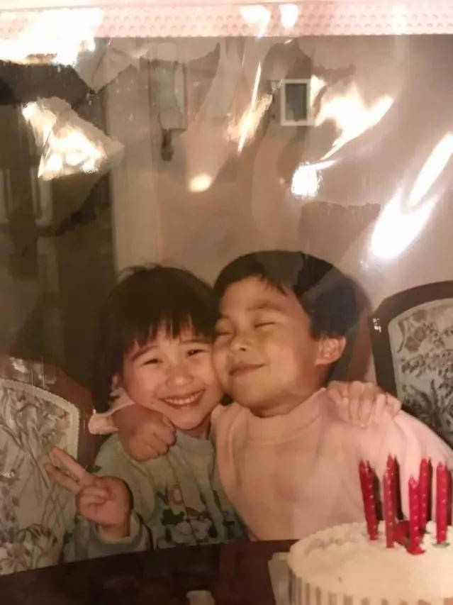 何超莲何猷启两人胎儿时期住过同一个房子，每年的生日他们都在同一天过，他们手足情深