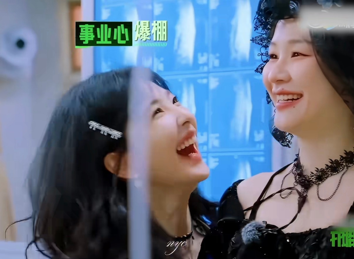 金靖章若楠共用一个脑子楠楠就是觉的阿金怎么样都很萌，然后自己再萌萌的去和姐姐贴贴
