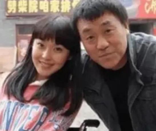 1997 年，何冰遇到了多年未见的女同学李海洋，女同学说：“我都 29 了，嫁不