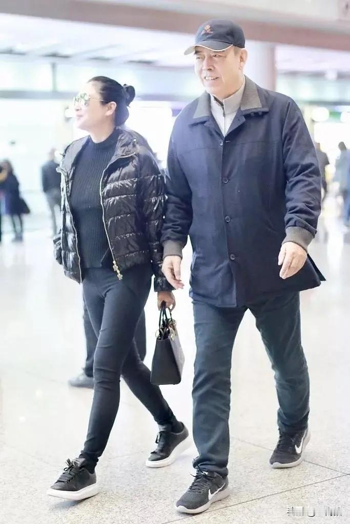 陈凯歌中风后遗症走路八字腿。之前就大八字步的画面，像个教导主任。还有在深圳电影论