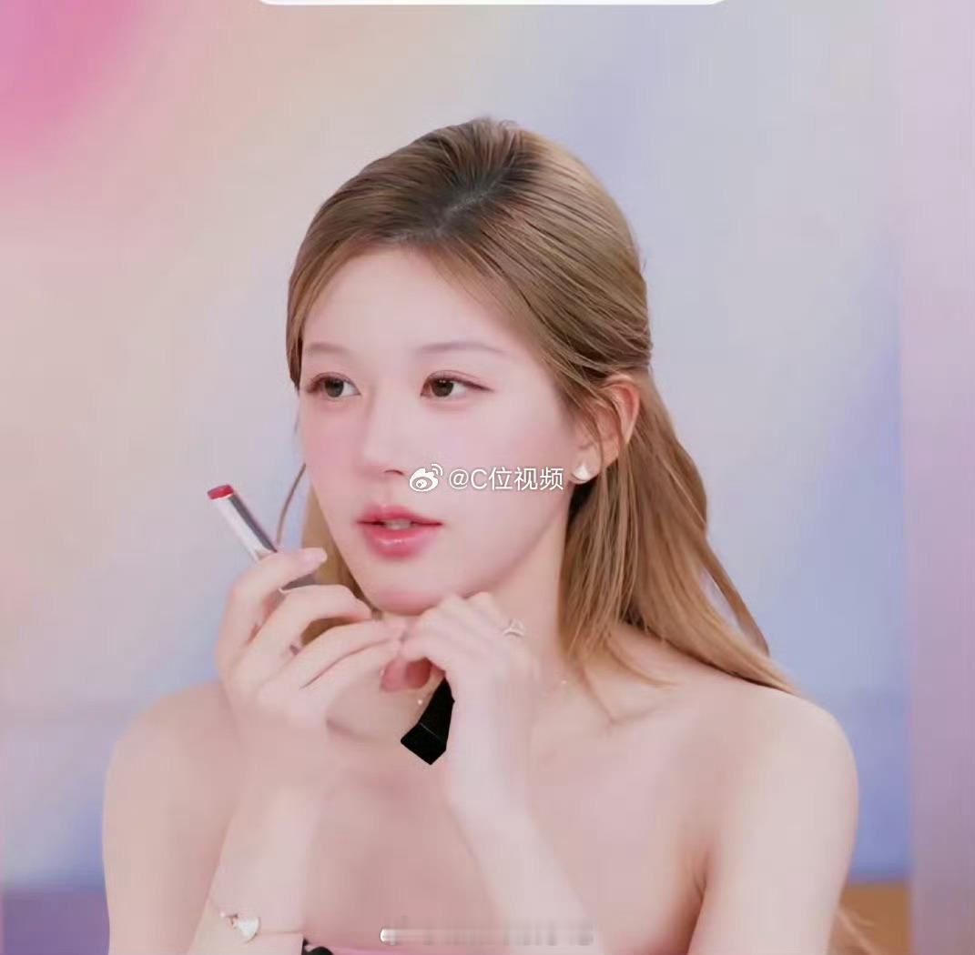 赵露思金发芭比  赵露思好像芭比公主  呜呜。好美啊，贴贴 