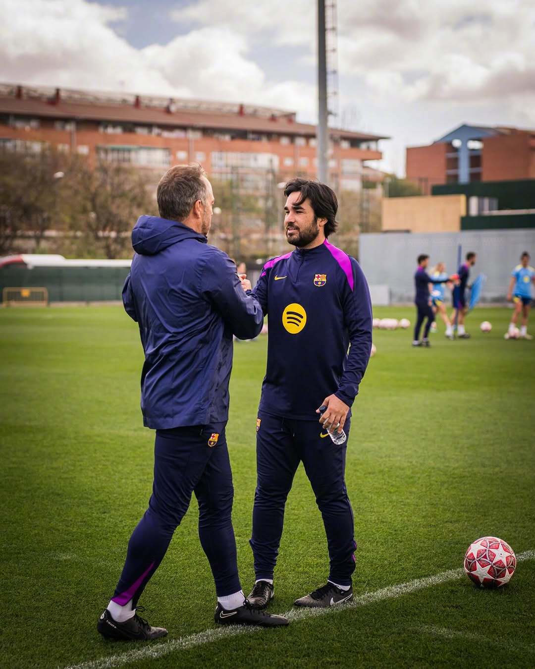 🤝🏻巴萨男女足主教练，弗里克与罗梅乌在训练场会面，交流一些在Spotify诺