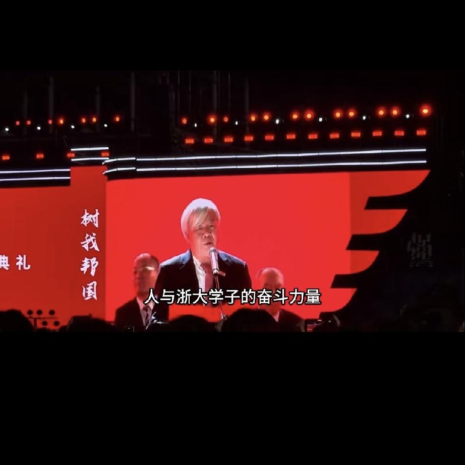 老师看起来快六十岁的人了！头发没有秃顶，没有染黑！没有剪成老头的茶壶盖发型，讲话