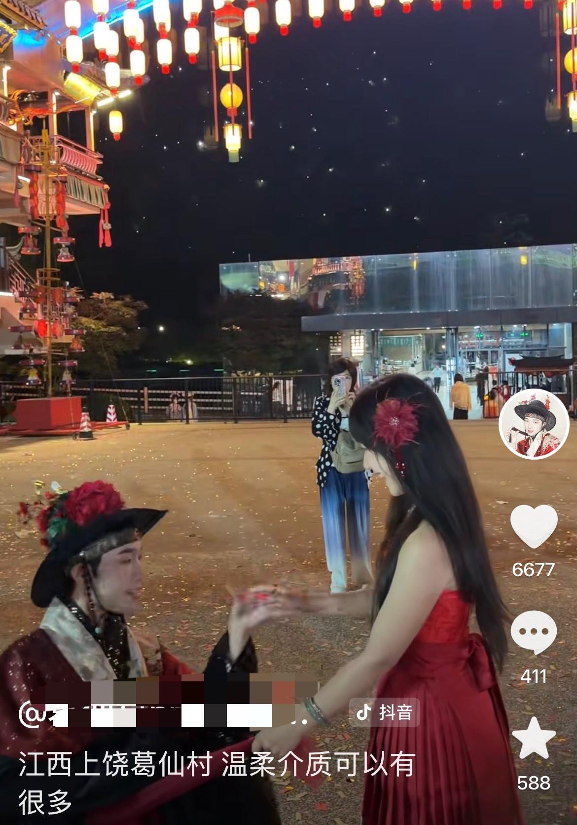 爱的魔力转圈圈，给小姐姐手上套圈圈！

小黄鱼拉着红绸转圈圈，转到红裙小姐姐身旁