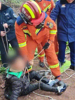 “火到央视了！” 四川资阳，一名小男孩不小心掉入数米深的井坑，被安全救出后，消防