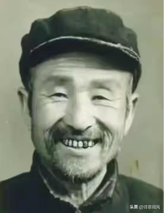 1956年，山东公安拦住一卖酒老汉，他掏出证件后，大家都说不出话。
 
拦他的是