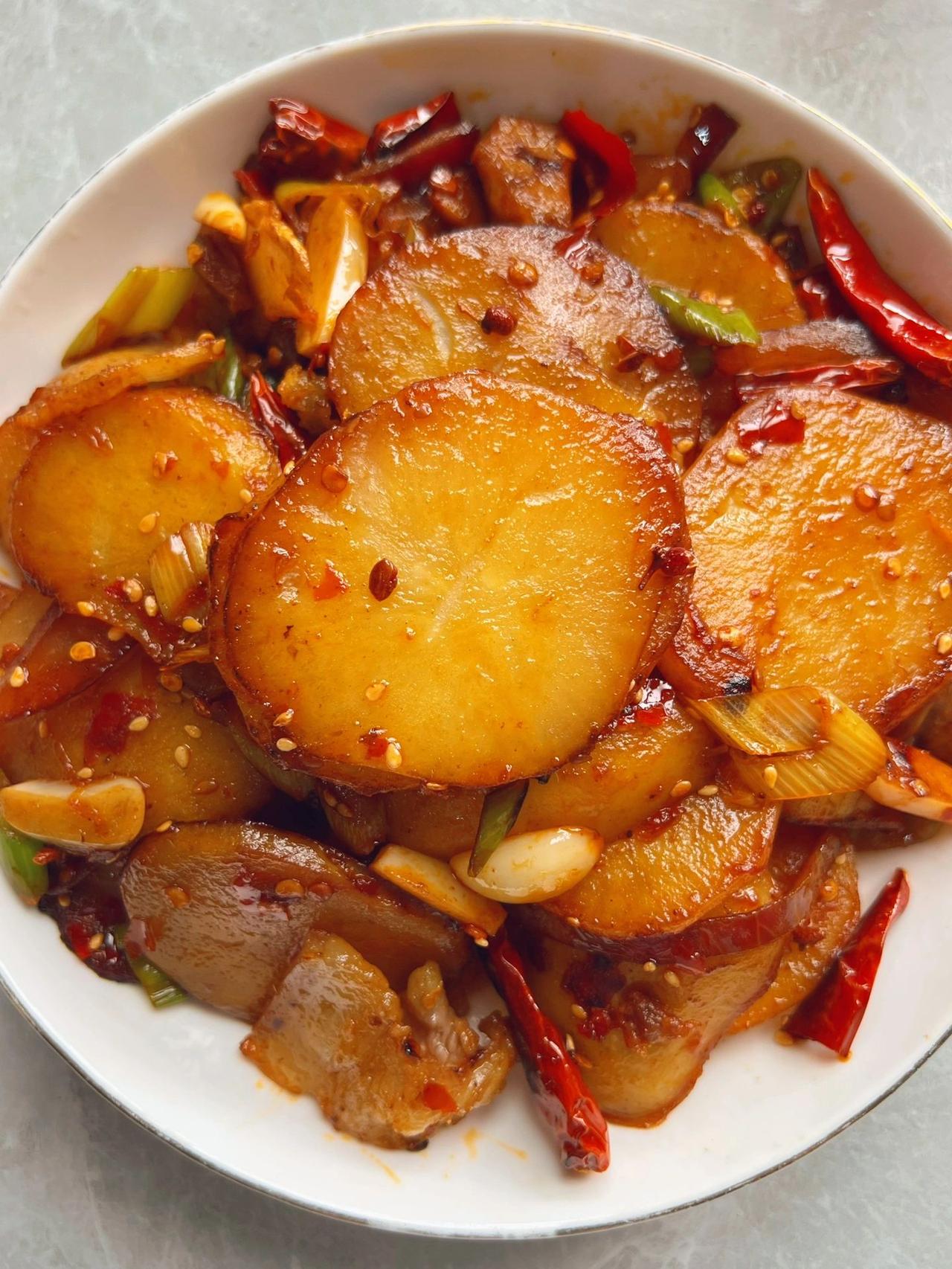 2块钱的土豆被我拿捏住了，你们一定要试试
一上桌就会被疯抢的干锅土豆片赶快学起来