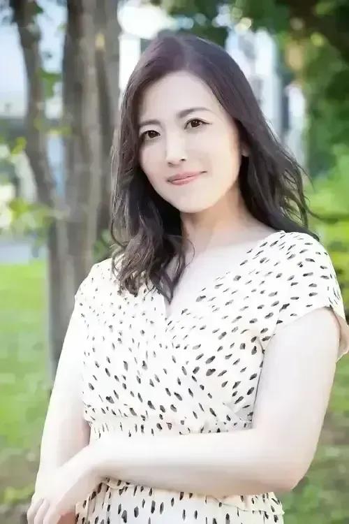 别怪兄弟不仗义，只怪“嫂子”太迷人！成熟女性的魅力着实难以抵挡啊！似乎这是一位岛