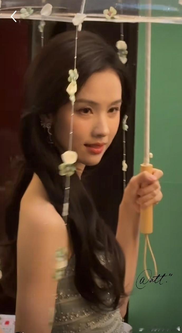 陈都灵行走的绿荷花 陈都灵沧州录非遗晚会的造型，直接美上热搜！绿荷旗袍加身，行走