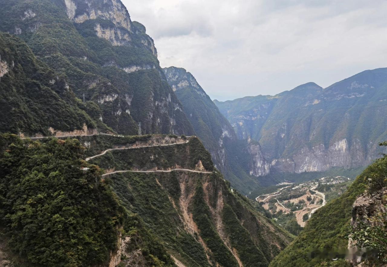 从下庄村“天路”看重庆：大城市带大农村的使命答卷与时代清醒
 
绝壁凿天路，山村