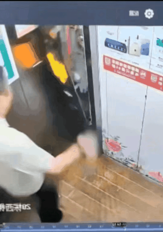 这是一个什么样的人，能够如此的不冷静，会这样像疯了一样对着电梯的摁键拳打脚踢。