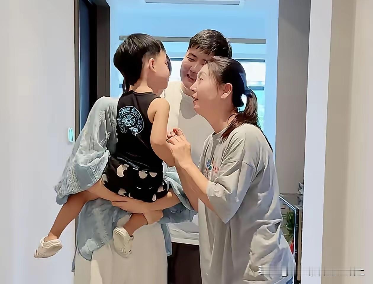 年入几十万在北京不算多，但年支出要百万还要哭穷，就有点儿不太要脸了，让那些月薪三