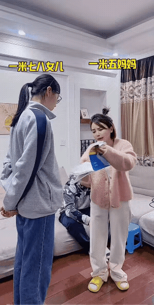 还是矮了点儿？
老公怕爱妻在气势上受压制，偷偷的赶紧给她递过来一个小凳子，只是可