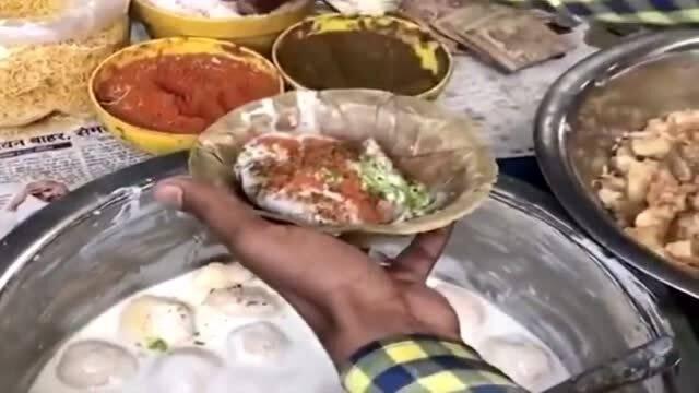 "这真的是同一国的食物？"我举着筷子，在德里的塔利餐厅里陷入困惑。七个小铜碗里盛