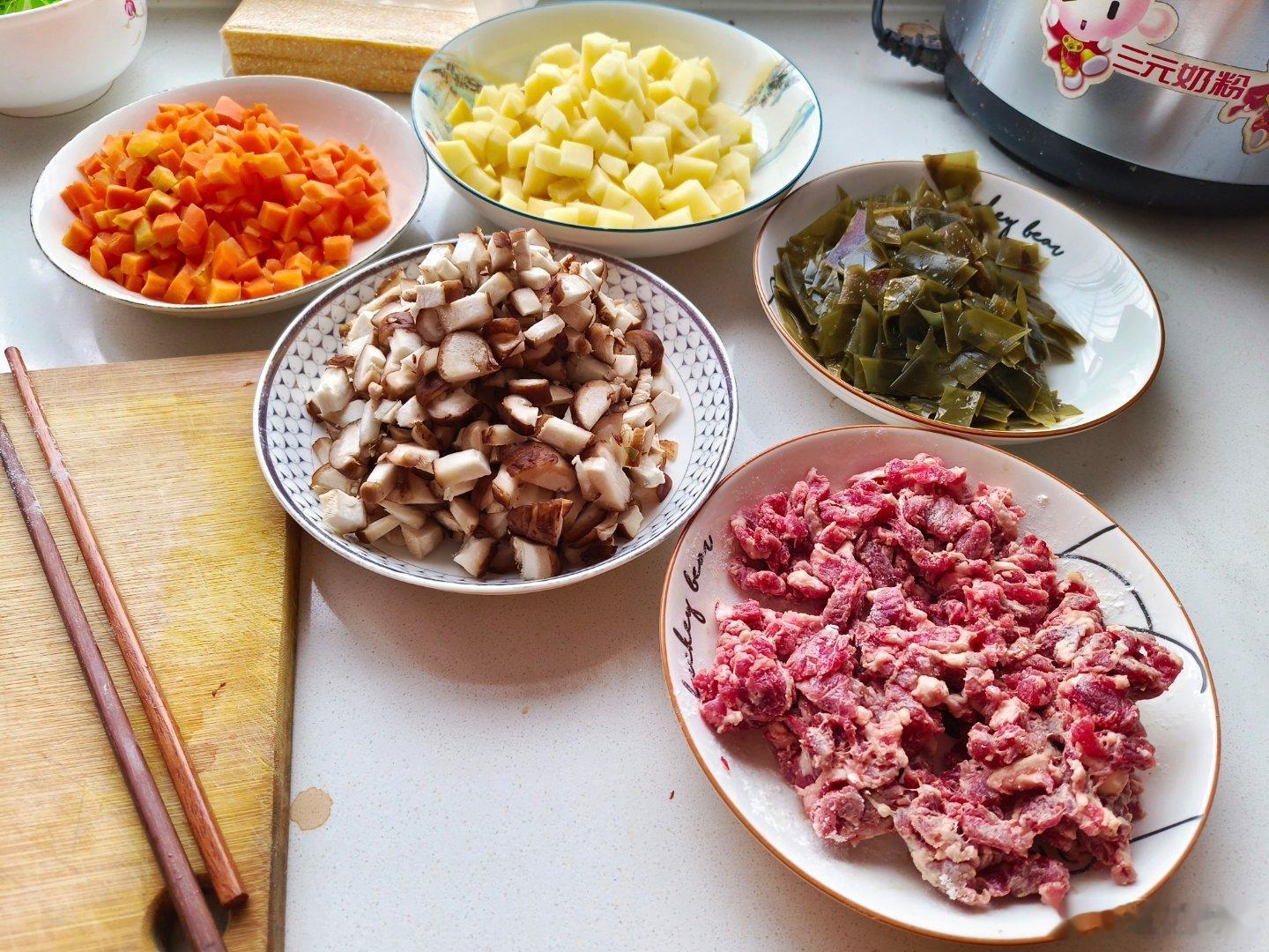 我的美食日记 大锅烩麻食，牛肉、豆腐、鸡蛋、土豆、胡萝卜、海带、香菇，奶白菜等等
