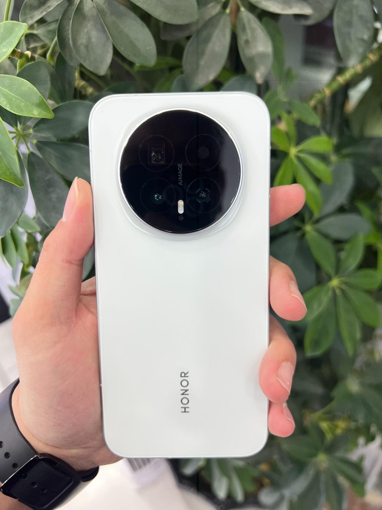 终究没顶住，多家手机官宣涨价，不涨价的荣耀Magic8含金量，是越来越高了。
 