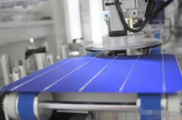 美国这回是真坐不住了。

路透社前两天爆了个料：中国正在考虑，不把最牛的光伏制造