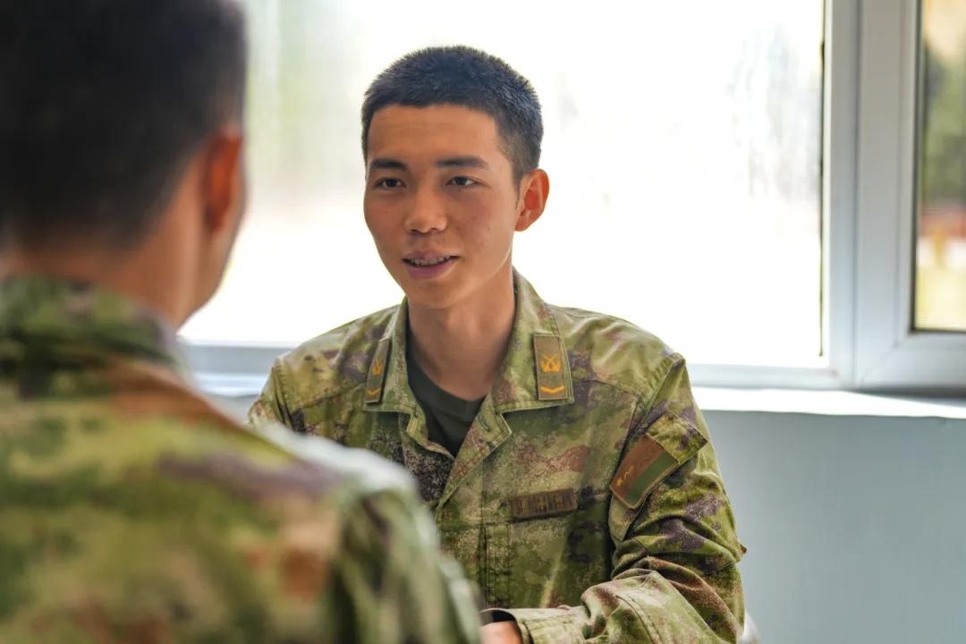 在集团军防化兵比武备赛期间

面对专业基础薄弱的短板

张志勋主动向老班长请教技