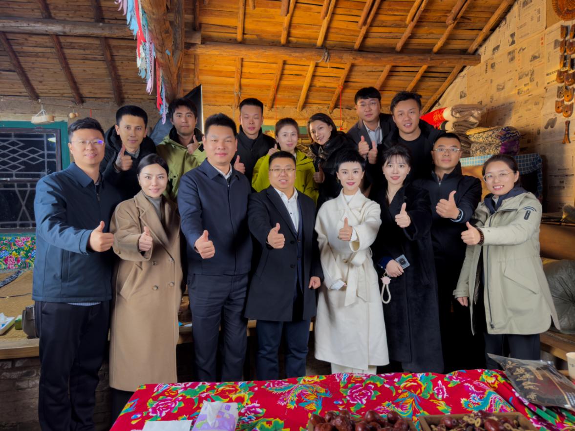 和丁真一起火的贺娇龙走了，
生命停在47岁。

1月某地，
这位有二百万粉丝的公