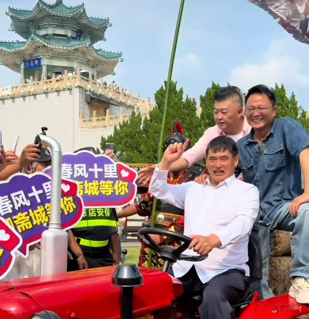 现在整个山东最火的应该是朱之文，连曾经的《我是大明星》评委武文，都给他当配角了。