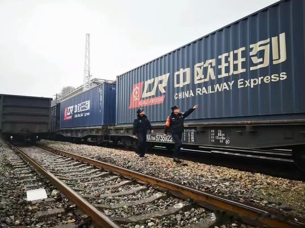 俄罗斯想把资源卖给中国，但货先运不出去。西伯利亚大铁路东段，眼下已经堵成了一条上