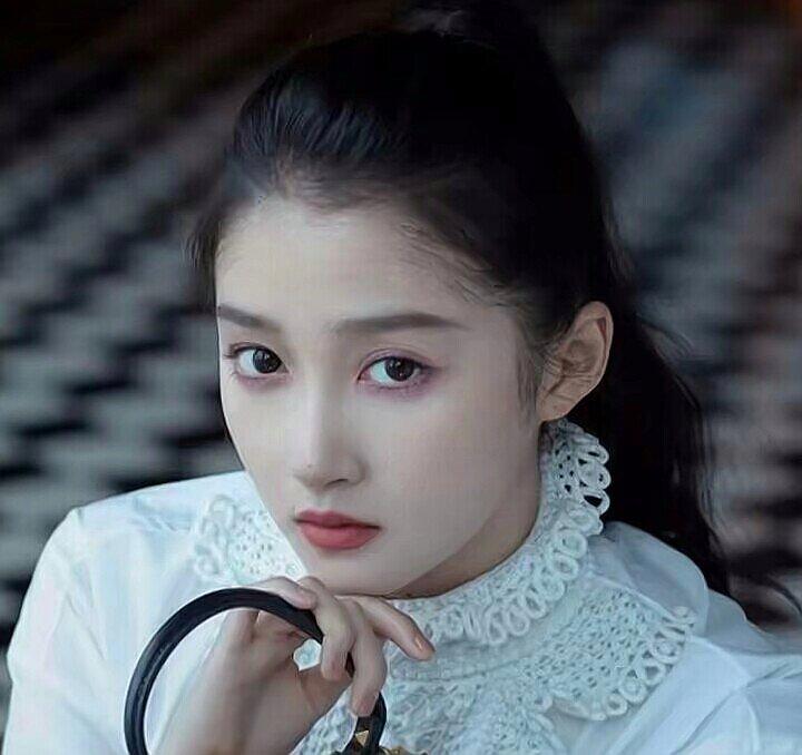 生活再难，也只能咬着牙往前走。咽下所有的苦，是对自己的负责，也是对未来的期待 。