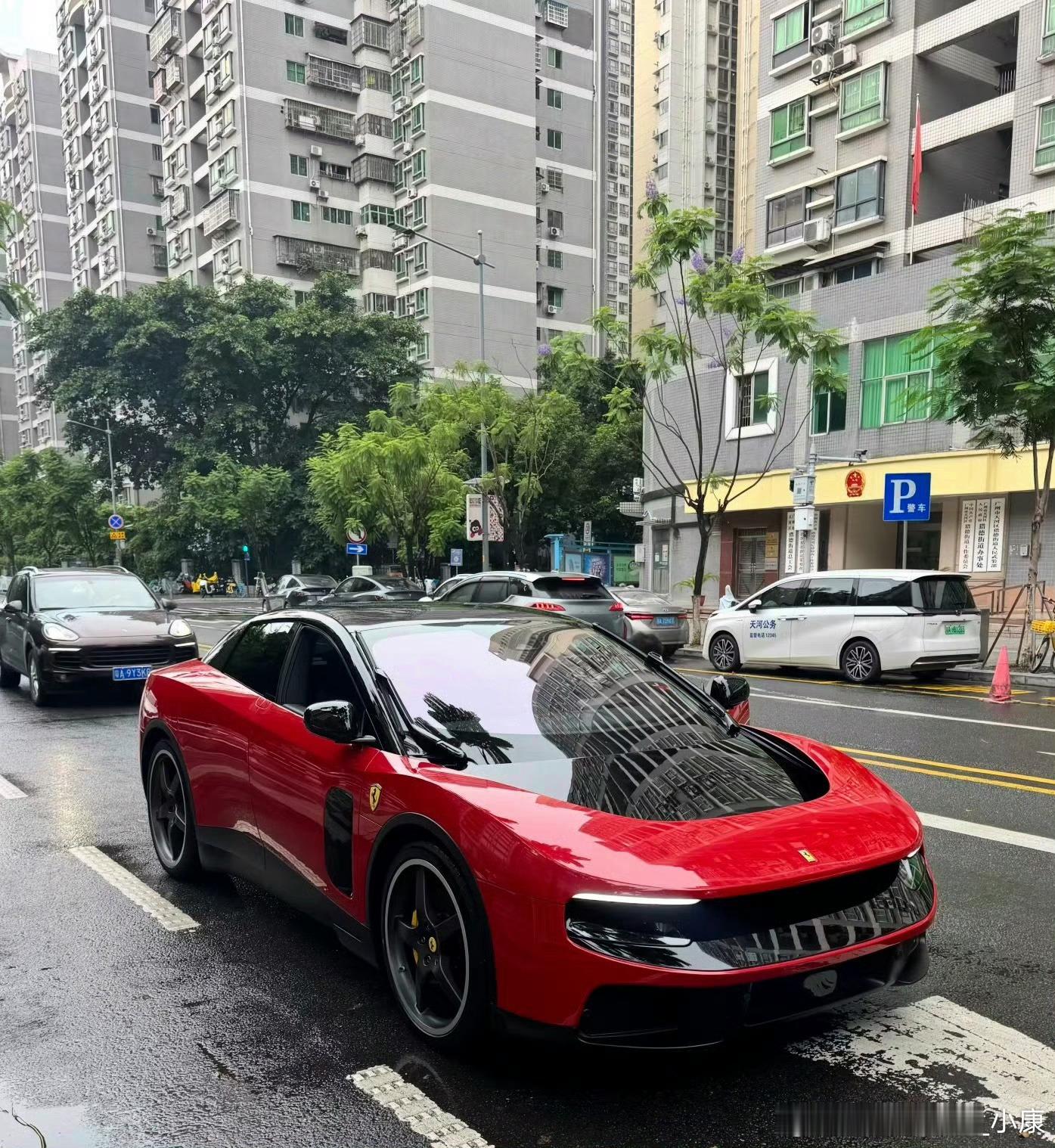 法拉利新车，行驶在路上的感觉。有一种说不出的“全身不协调”