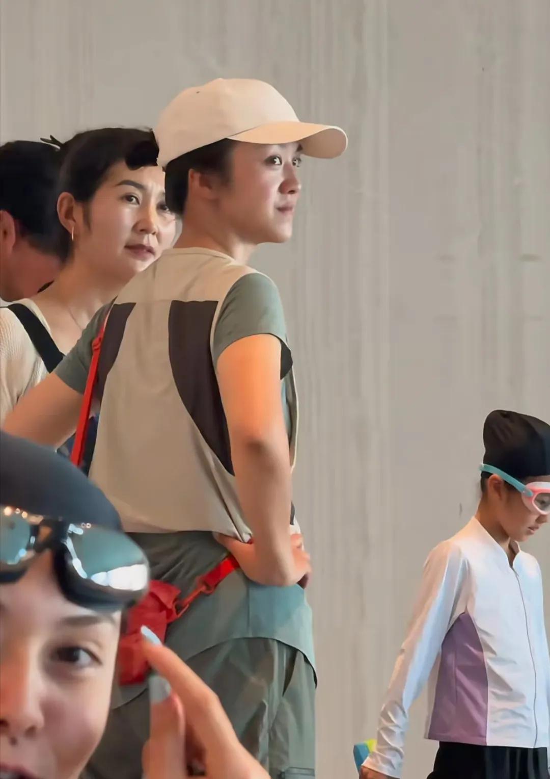 汤唯和家人到新疆伊犁旅行，她和老公女儿住在洲际酒店，亲自陪女儿去泳池游泳，打扮低