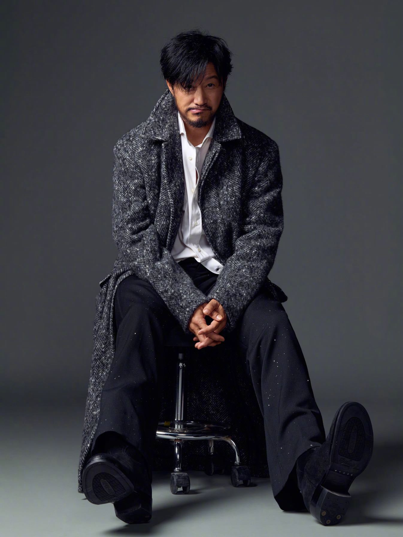 吴京这组帅得不太吴京帅到认不出吴京系列！松弛感拉满，一举一动都充满反差魅力。眼神