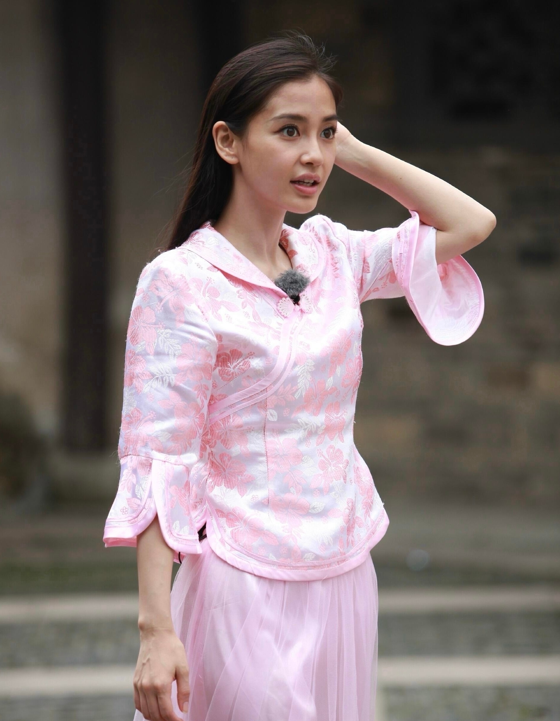 angelababy给后座乘客签名baby不白，但是五官太美了，让人感觉很真实的