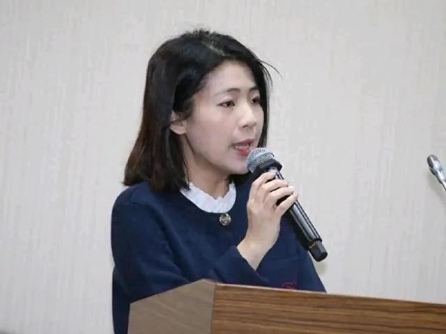 国民党籍民代徐巧芯满血复活，14日排定第一位质询火力全开。她锲而不舍追问叠加关税