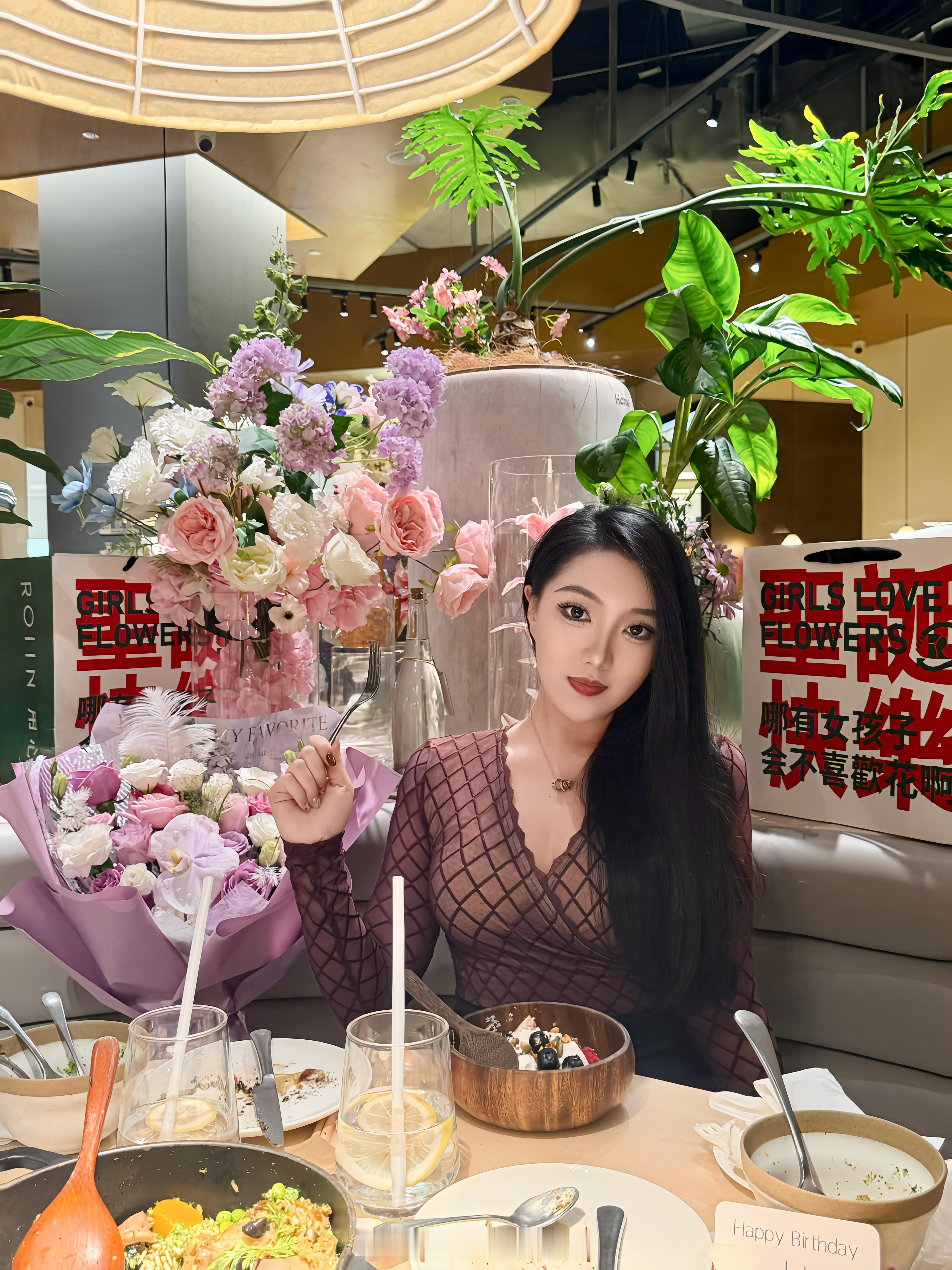 我允许自己的感情一塌糊涂 但是我的钱 我的自由 我的前途不能有一点问题 我不在任