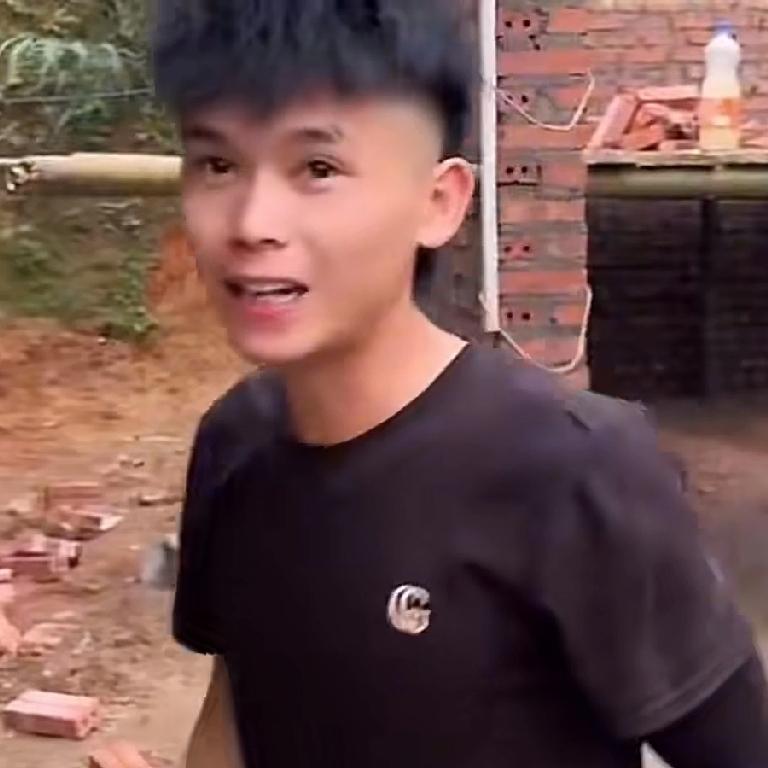 小潘和小秋在越南给小叔盖房子，小舅子和小舅子媳妇曾经闹着要走，不想和小潘小秋在一