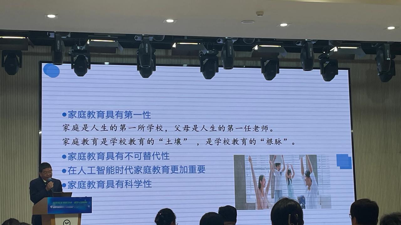 #陪娃的时光#
新时代的家庭教育要：
回归育人初心
回归家庭本位
回归生活教育
