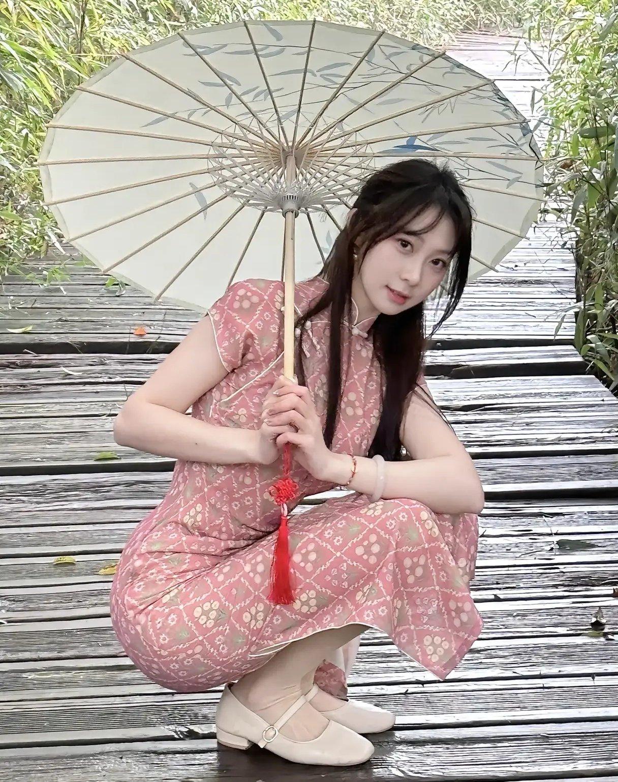 果然，旗袍并不适合小女生，
更适合一些有故事的女士。