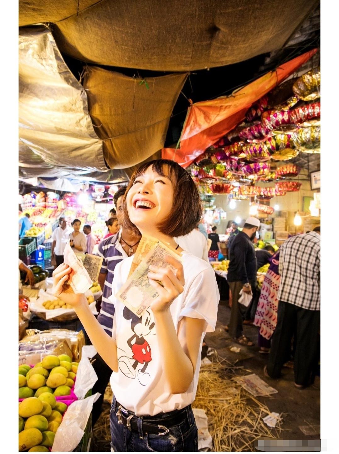 鲁豫，少女的身材，甜美的笑容。