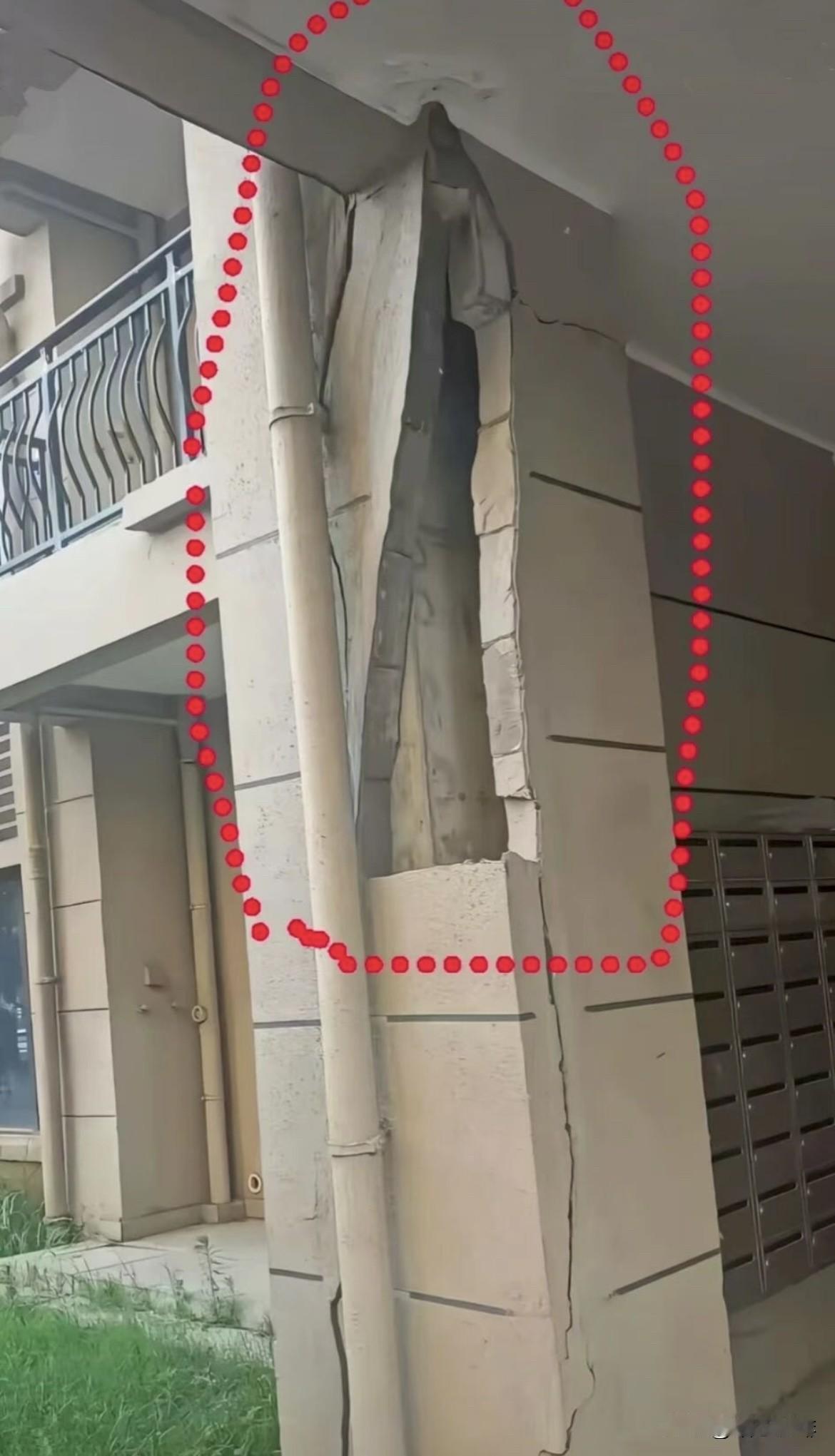 这柱子裂成这样，我还能安心
回家吗⁉️这墙柱裂得也太有
“艺术感”了，简直是给大