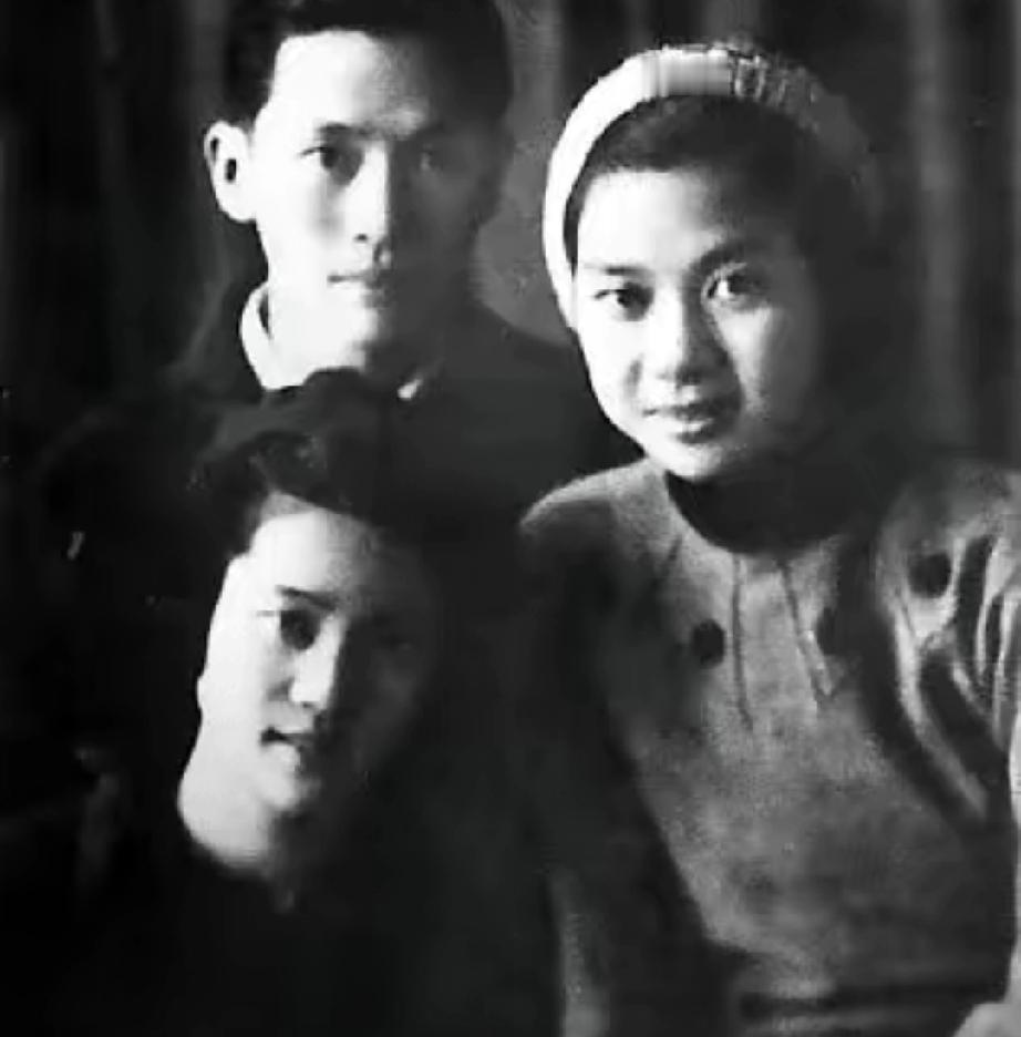 1942年的桂林城，一位身着蓝布衫的女子安静地躺在冰冷的地面上，身上没有一丝多余