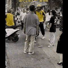 这是发生啥了？
老太情绪激动，指着外卖小哥吼，突然一巴掌扇过去，小哥没惯着，回了