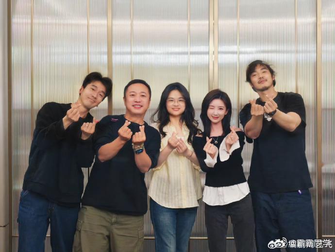 赵又廷、毛晓彤、金世佳再次同框，引发期待。莫非《问心 2》要来？第一部超精彩，坐